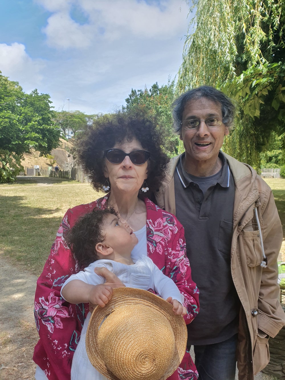 Adao avec Chantal et Jean-François dans un parc de Pornic